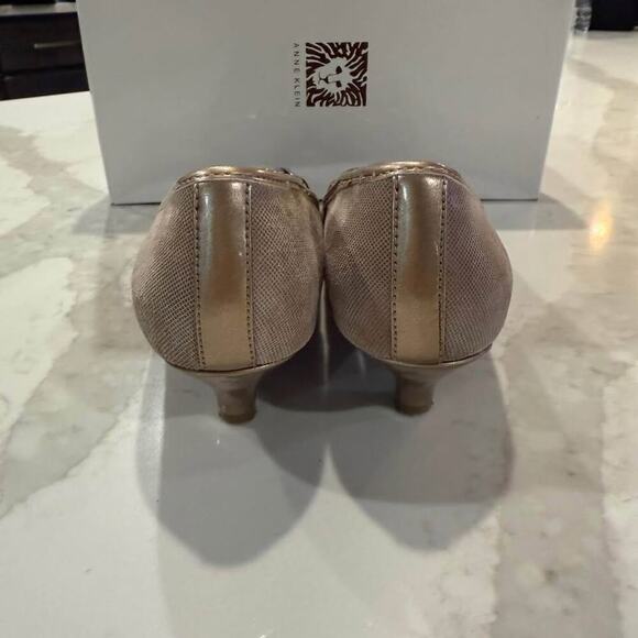 Anne Klein iFlex Pointed Toe Leather Kitten Heels Womens 7.5M Taupe Chain Accent - Picture 3 of 10